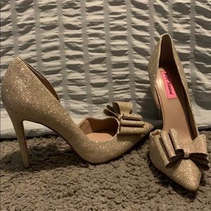 Gold bow pumps